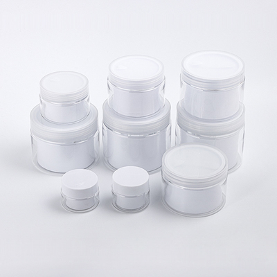 I barattoli della parete affrontano il cosmetico del barattolo della crema della plastica di trucco delle lozioni di cura di pelle dei capelli della mano