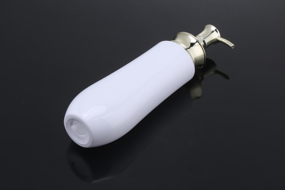 L'unità bianca di rosa dell'ANIMALE DOMESTICO di lusso di 300ml 500ml 700ml popolare personalizza la bottiglia di Logo Gold Pump Plastic Shampoo