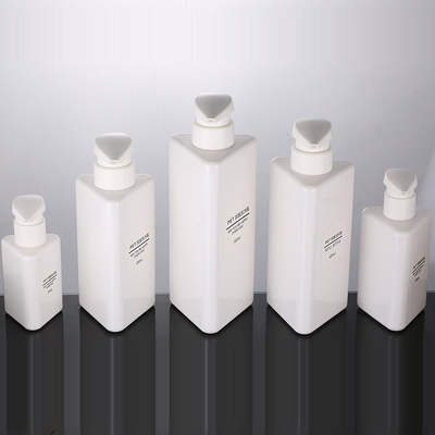 La forma all'ingrosso del triangolo di 100ml 200ml 300ml ricicla le bottiglie senz'aria dello sciampo della pompa 500ml dell'animale domestico della lozione del nero di plastica del contenitore