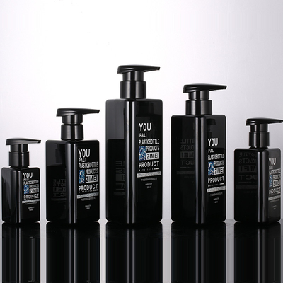 La forma all'ingrosso del triangolo di 100ml 200ml 300ml ricicla le bottiglie senz'aria dello sciampo della pompa 500ml dell'animale domestico della lozione del nero di plastica del contenitore