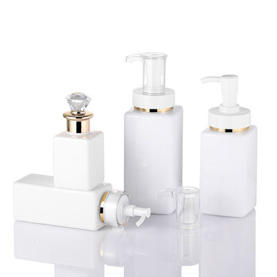 Il bianco di lusso di alta qualità personalizza la bottiglia quadrata della lozione di capelli dello sciampo con Diamond Gold Rim Cap