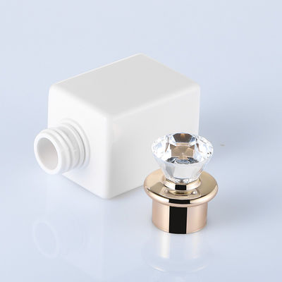 Il bianco di lusso di alta qualità personalizza la bottiglia quadrata della lozione di capelli dello sciampo con Diamond Gold Rim Cap