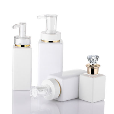 Il bianco di lusso di alta qualità personalizza la bottiglia quadrata della lozione di capelli dello sciampo con Diamond Gold Rim Cap